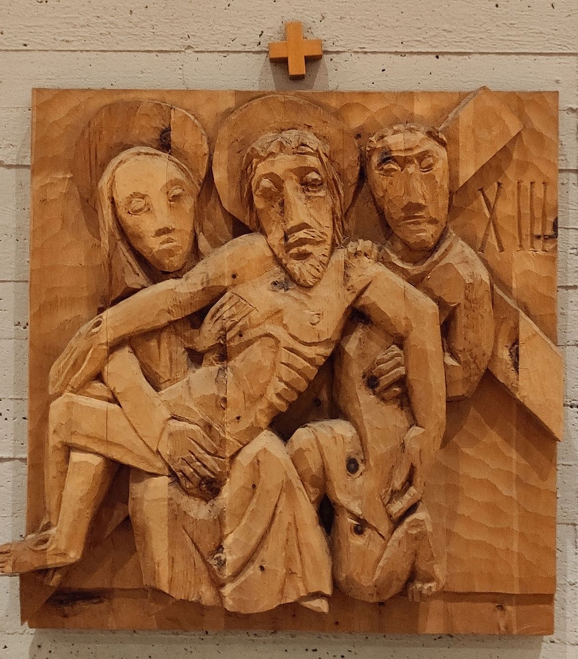 13. Station: Jesus wird vom Kreuz genommen und in den Schoß seiner Mutter gelegt